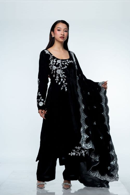 ROSE: A velvet Kurtha set 